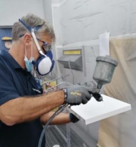 Tecnologia IR+ADIA di Movingfluid. Preparazione tramite verniciatura manuale della superficie in resina da trattare - Fase test